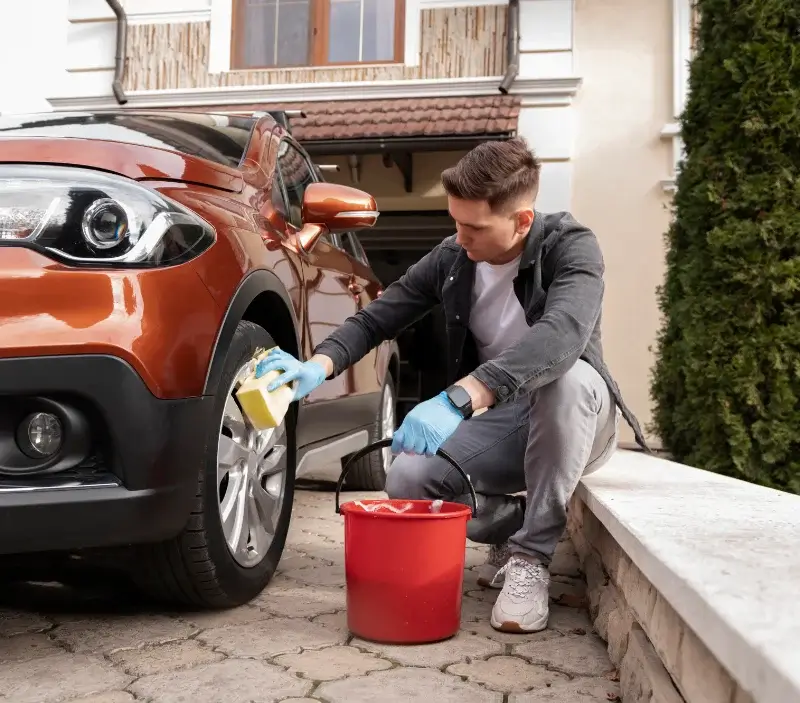 Lavage auto à domicile Vernou-sur-Brenne : professionnel intervenant sur un véhicule